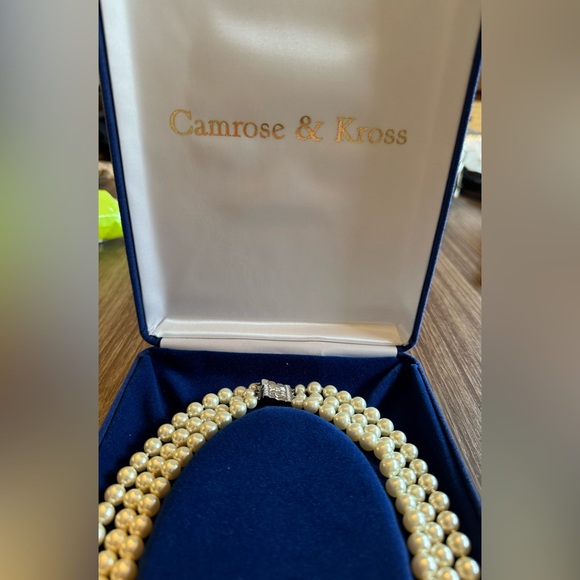 Camrose & Kross replica of Jaqueline Kennedy’s pearl set - Picture 6 of 8